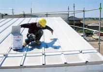 屋根　液型エポキシ樹脂塗料　錆び止め　塗装作業中（1回目）