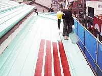 屋根面　シリコン塗料　1回目作業中