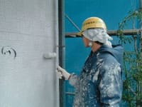 外壁シリコン樹脂　1回目塗装作業中