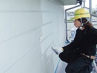 外壁　シリコン樹脂1回目塗装作業中