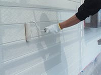 外壁　シリコン樹脂塗料1回目作業中