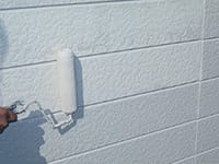 外壁　シリコン樹脂塗料2回目作業中