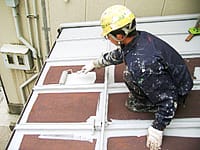 屋根　エポキシ樹脂サビ止め塗り作業中